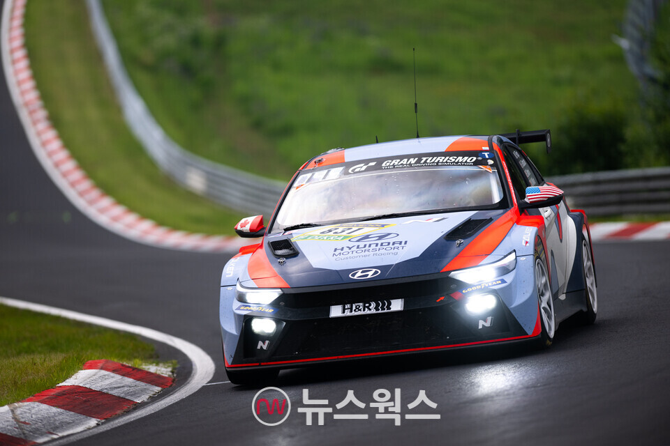 2024 뉘르부르크링 24시에서 질주하는 '엘란트라 N TCR'. (사진제공=현대차)