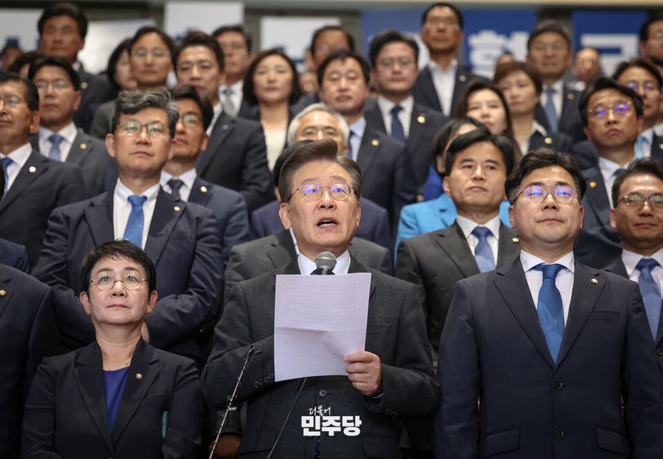 이재명(앞줄 가운데) 민주당 대표가 지난달 30일 국회 로텐더홀 앞 계단에서 열린 의원총회에서 모두 발언을 하고 있다. (사진제공=민주당)