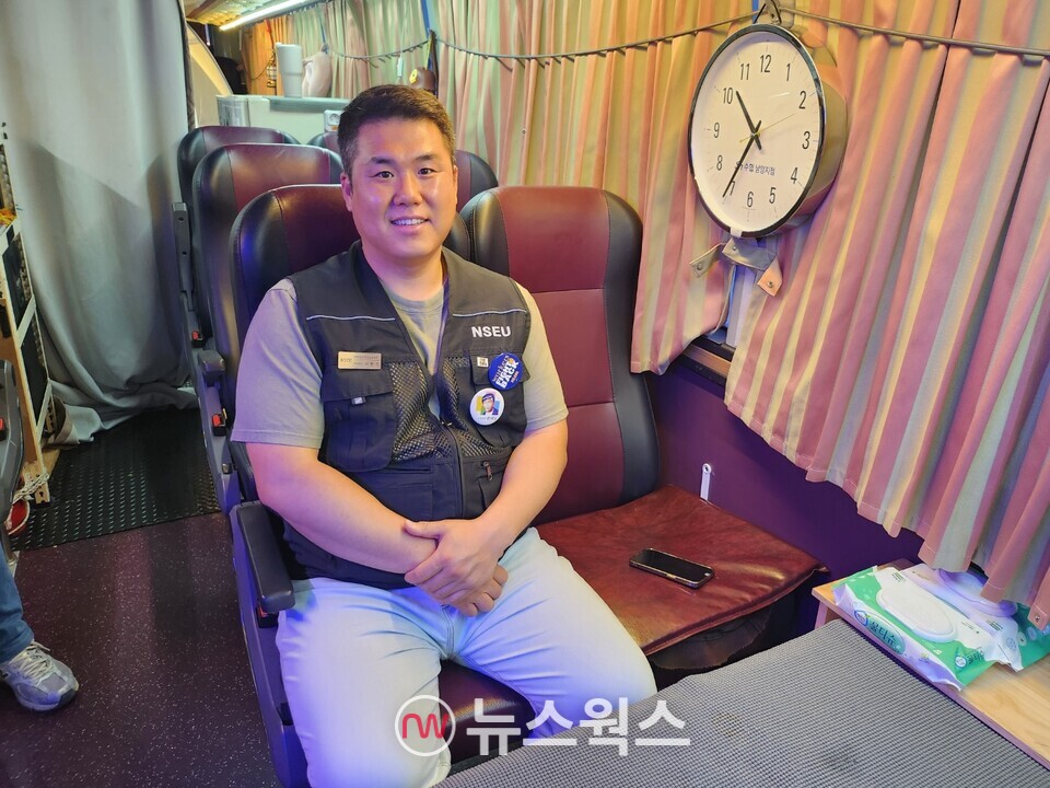 이현국 전삼노 부위원장이 4일 서울 서초구 삼성전자 사옥 앞 위치한 24시간 시위 트럭 안에서 인터뷰를 진행하고 있다. (사진=채윤정 기자)