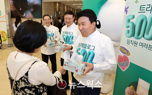 4일 하나은행 을지로 본점에서 열린 트래블로그 서비스 500만 돌파 기념행사에 참석한 함영주(오른쪽) 하나금융그룹 회장, 이승열(가운데) 하나은행장, 이호성(왼쪽) 하나카드 대표이사가 임직원들에게 감사 인사를 전하고 있다. (사진제공=하나은행)