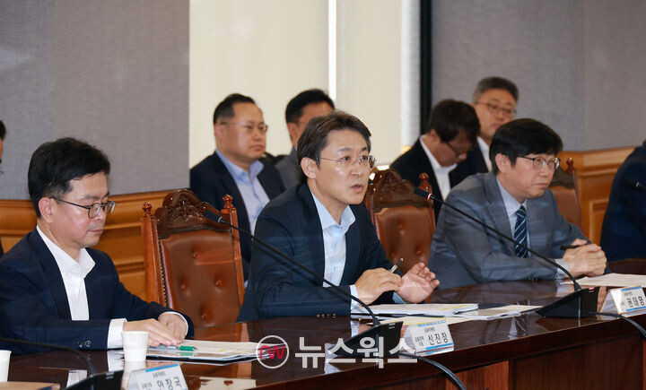 권대영 금융위원회 사무처장이 5일 오후 서울 중구 은행회관에서 열린 '제2차 부동산 PF 연착륙 대책 점검회의'를 주재하고 있다.(사진=금융위원회)