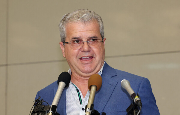 포항 영일만 일대에 석유 및 가스가 매장돼 있을 가능성이 높다고 분석한 아브레우 액트지오 대표가 5일 오전 인천국제공항 제2터미널을 통해 입국한 뒤 기자들의 질문에 답하고 있다. (사진=뉴스1)