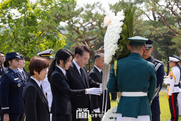 윤석열 대통령 부부가 6일 서울 동작구 국립서울현충원에서 열린 제69회 현충일 추념식에 참석하고 있. (사진제공=대통령실)