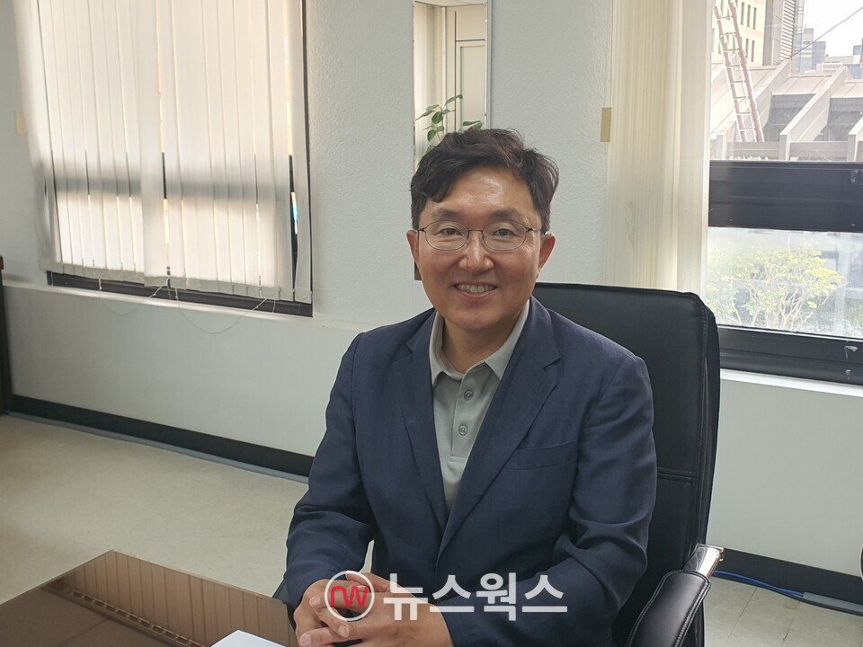 김용태 한국보험대리점협회장이 지난 5일 본지와 진행한 '취임 1주년 기념 인터뷰'에 앞서 사진 촬영을 하고 있다. (사진=백종훈 기자)