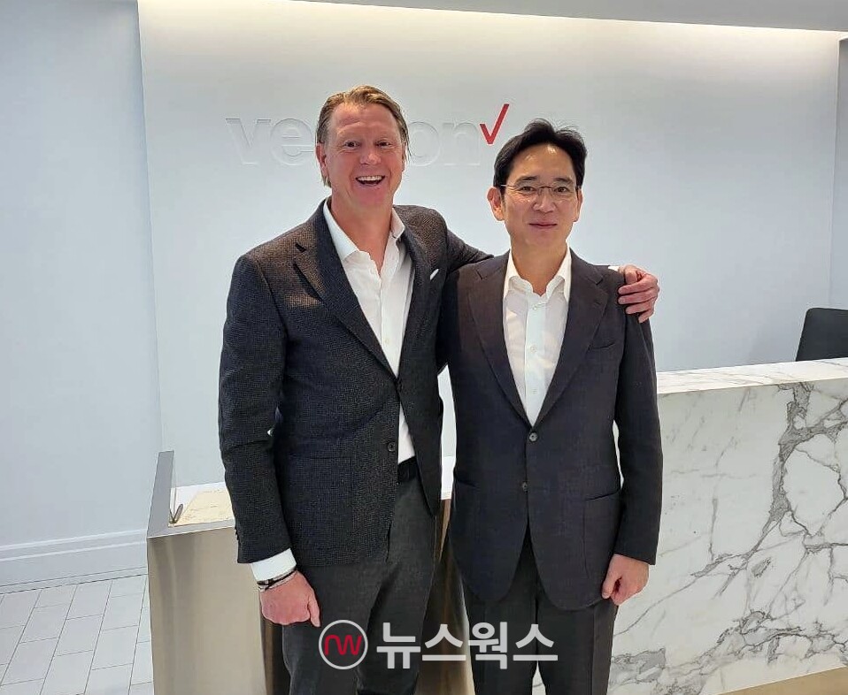 2021년 11월 이재용 당시 삼성전자 부회장이 버라이즌 본사를 방문해 한스 베스트베리 CEO와 기념촬영하는 모습. (사진제공=삼성전자)