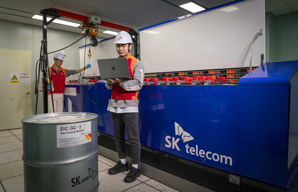 SK텔레콤 엔지니어들이 인천사옥에 설치된 액침냉각 장비를 테스트하고 있다.  (사진제공=SK텔레콤)