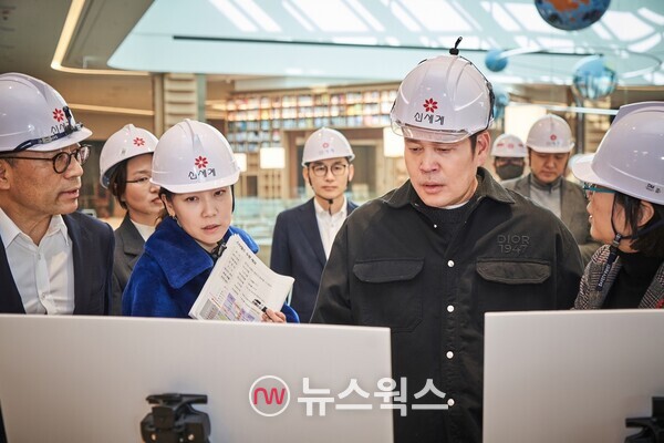 정용진 신세계그룹 회장이 올해 초 ‘스타필드 수원’을 찾아 현장 경영에 나선 모습. (사진제공=신세계그룹)