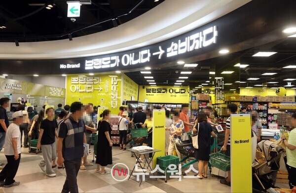 이마트의 미래형 매장인 '더타운몰 킨텍스점'에서 고객들이 쇼핑을 즐기고 있다. (사진제공=이마트)