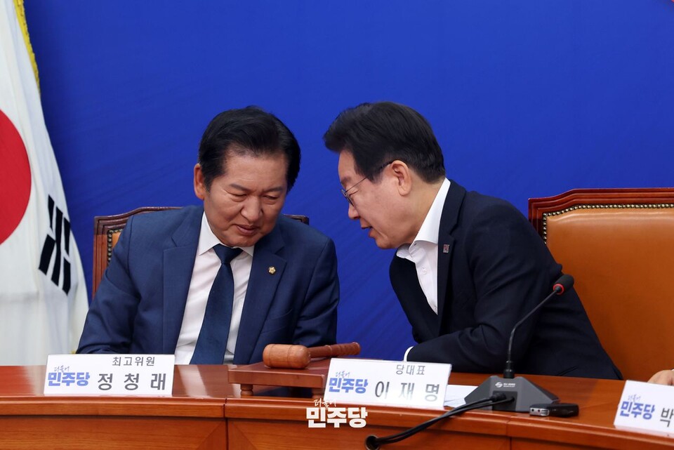 정청래 법사위원장이 지난 12일 국회에서 열린 '민주당 최고위원회의'에서 이재명 민주당 대표와 조용히 대화를 나누고 있다. (사진제공=민주당)