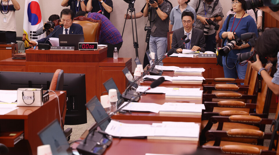 정청래(전면 왼쪽) 국회 법제사법위원장이 14일 서울 여의도 국회에서 열린 법제사법위원회 전체회의에서 의사봉을 두드리고 있다. 이날 회의에서는 '순직 해병 진상규명 방해 및 사건은폐 등의 진상규명을 위한 특별검사 임명법(채상병 특검법)' 심사 소위 구성과 12명에 대한 증인 채택의 건이 의결됐다. (사진=뉴스1)