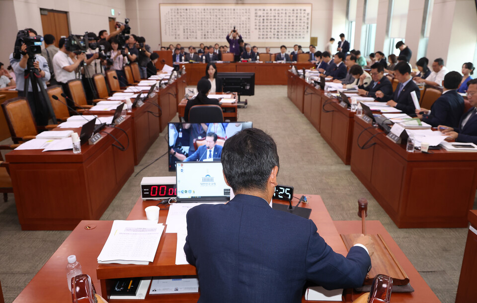 정청래 국회 법제사법위원장이 14일 오전 서울 여의도 국회에서 열린 법제사법위원회 전체회의에서 '순직 해병 진상규명 방해 및 사건은폐 등의 진상규명을 위한 특별검사 임명법(채상병 특검법)' 12명에 대한 증인 채택의 건을 의결하고 있다. (사진=뉴스1)