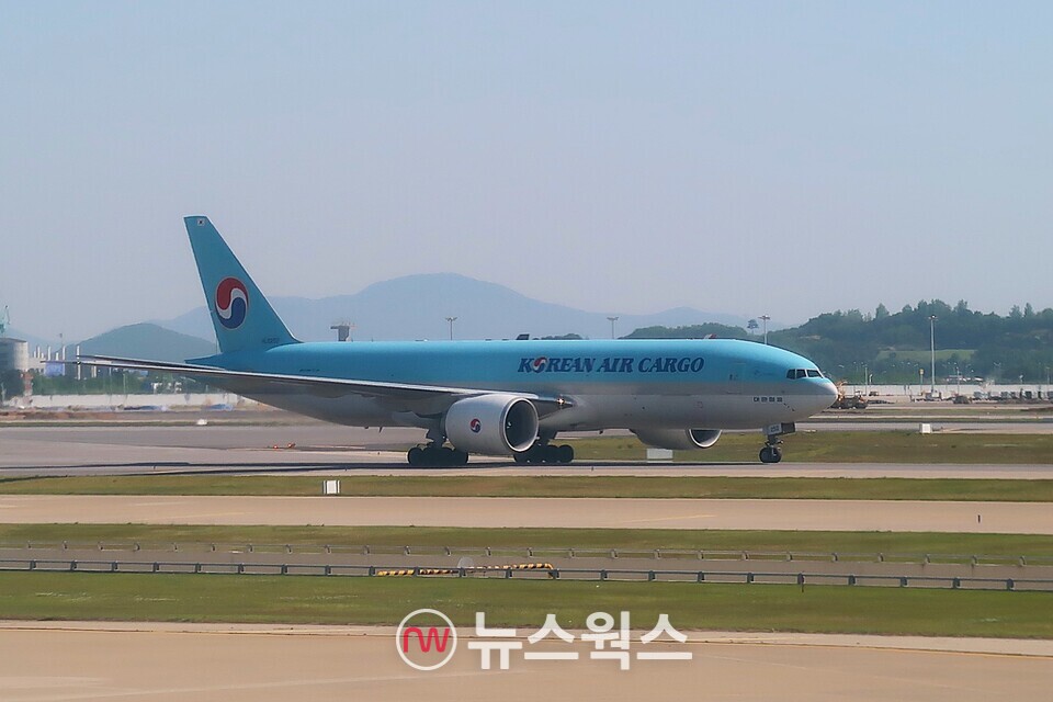 인천공항 활주로에서 대한항공 화물기가 이동 중인 모습. (사진=정민서 기자)