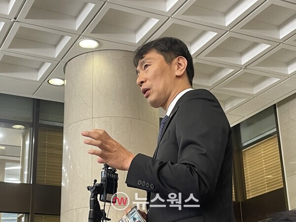 이복현 금융감독원장이 19일 서울 중구 은행회관에서 열린 20개 국내은행장과의 간담회를 마치고 기자들의 질문에 답변하고 있다. (사진=김다혜 기자)