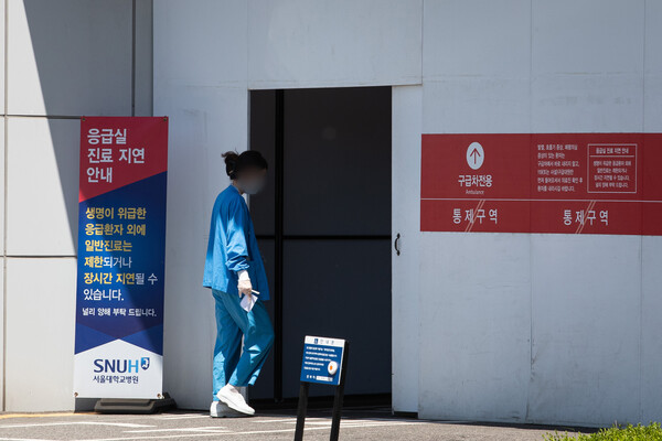 난 2일 서울 시내 한 대학병원에서 의료진이 응급실로 들어서고 있다. (사진=뉴스1)
