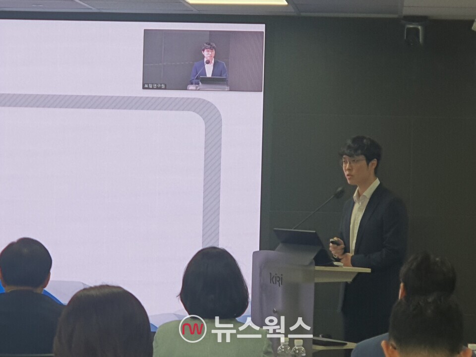 박희우 보험연구원 연구위원이 20일 오후 서울 여의도 보험연구원에서 열린 '데이터 활용·거래 현황과 보험사 과제 세미나'에서 주제 발표를 하고 있다. (사진=백종훈 기자)