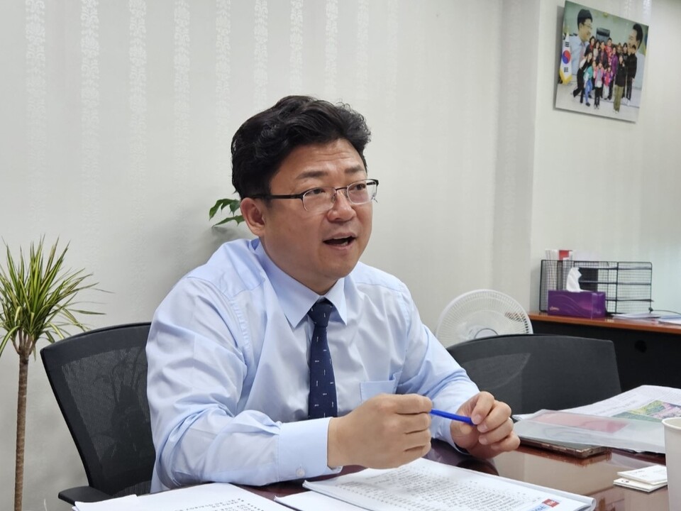 강명구 의원은 정부여당의 민생 정책이 피부에 와닿지 않는 이유를 경제적 문제가 아직 해소되지 않았기 때문이라고 지적했다. 따라서 서민 친화 정책을 더 적극적으로 내놓아야 하고, 국민과의 소통도 더 필요하다고 강조했다. (사진=이한익 기자)