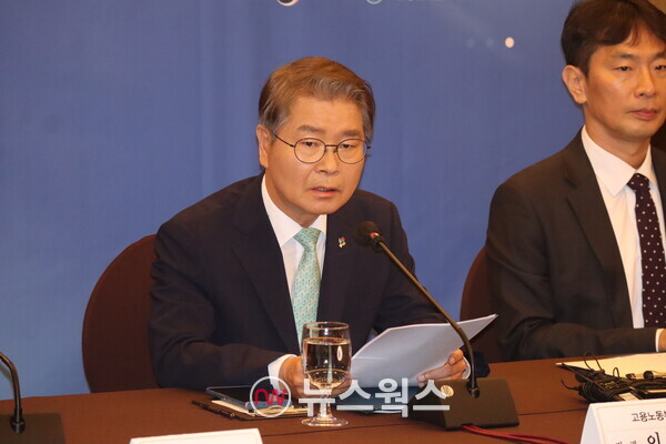 이정식 고용노동부장관이 20일 오후 서울 중구 로얄호텔에서 열린 퇴직연금 성과점검 및 우수사례 확산 간담회에서 발언을 하고 있다. (사진=박성민 기자)