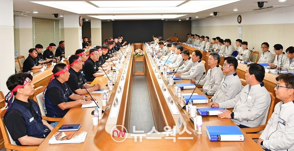지난달 23일 현대자동차 노사 대표가 울산공장 본관 동행룸에서 2024년 임금협상 교섭 상견례를 진행하고 있다. (사진제공=현대차)