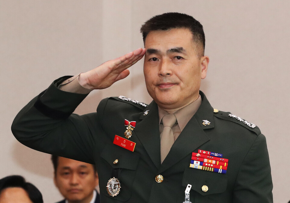 박정훈 전 해병대 수사단장이 21일 오전 서울 여의도 국회에서 열린 법제사법위원회 전체회의 순직 해병 수사 방해 및 사건 은폐 등의 진상규명을 위한 특별검사의 임명 등에 관한 법률안 관련 입법청문회에 증인으로 출석해 거수경례로 인사하고 있다. (사진=뉴스1)