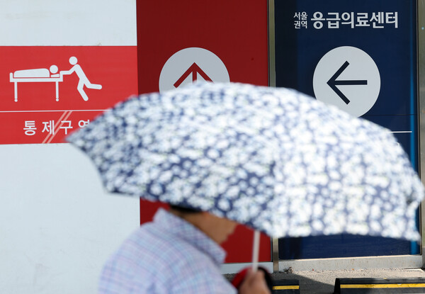 지난 9일 서울 시내 한 대학병원 응급의료센터 앞으로 보호자 등이 오가고 있다. (사진=뉴스1)