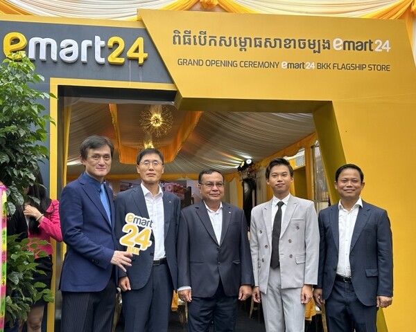 캄보디아 프놈펜에서 열린 '이마트24 캄보디아 1호점 개점식'에서 박진순(왼쪽부터) 한림건축그룹 회장, 김현종 KB프라삭은행 부행장, 옴 쌈은 KB프라삭은행장, 데이비드 삼보 사이손브라더홀딩스 대표 등이 기념사진을 촬영하고 있다. (사진제공=KB국민은행)