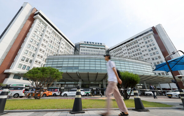 서울대병원 교수들이 무기한 휴진 방침을 21일 철회했다. 지난 7일 서울대병원 앞으로 시민이 지나가고 있다. (사진=뉴스1)