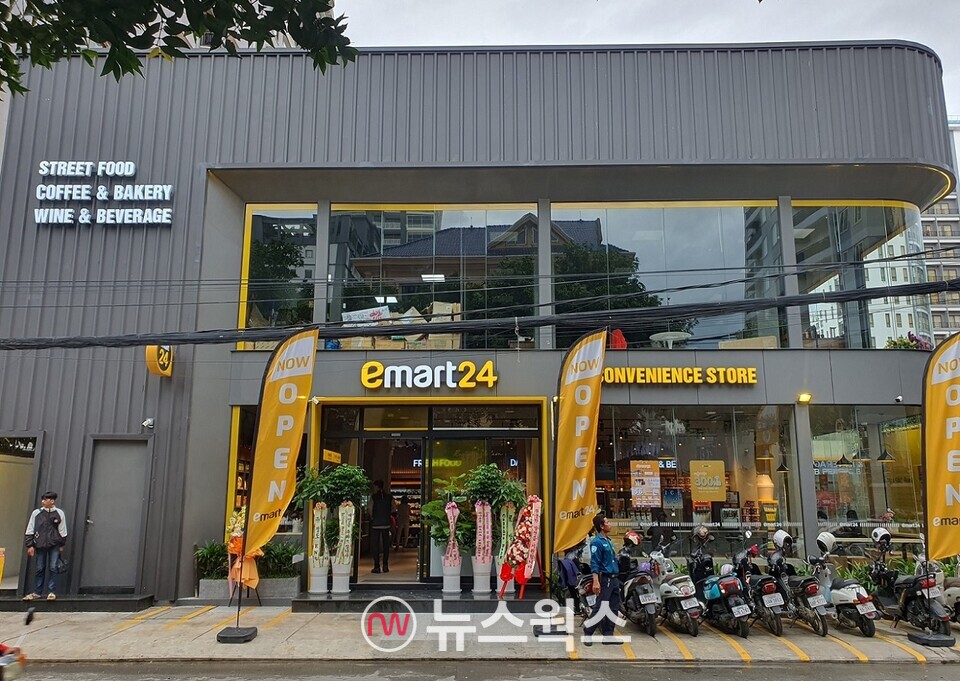 이마트24 캄보디아 1호점(BKK1호점) 외관 모습. (사진제공=이마트24)