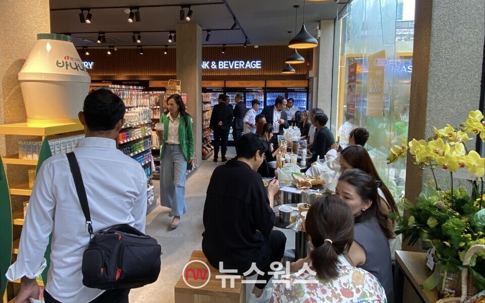 이마트24 캄보디아 1호점(BKK1호점)에서 고객들이 K-푸드를 즐기고 있다. (사진제공=이마트24)