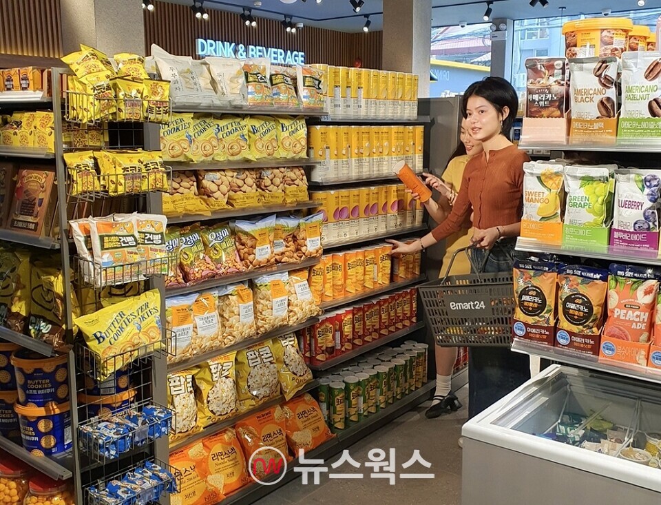 이마트24 캄보디아 1호점(BKK1호점) 내부 모습. (사진제공=이마트24)