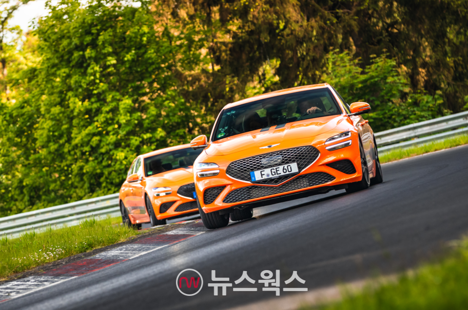 독일 뉘르부르크링에서 제네시스의 G70 3.3T 트랙 택시가 달리고 있다. (사진제공=제네시스)