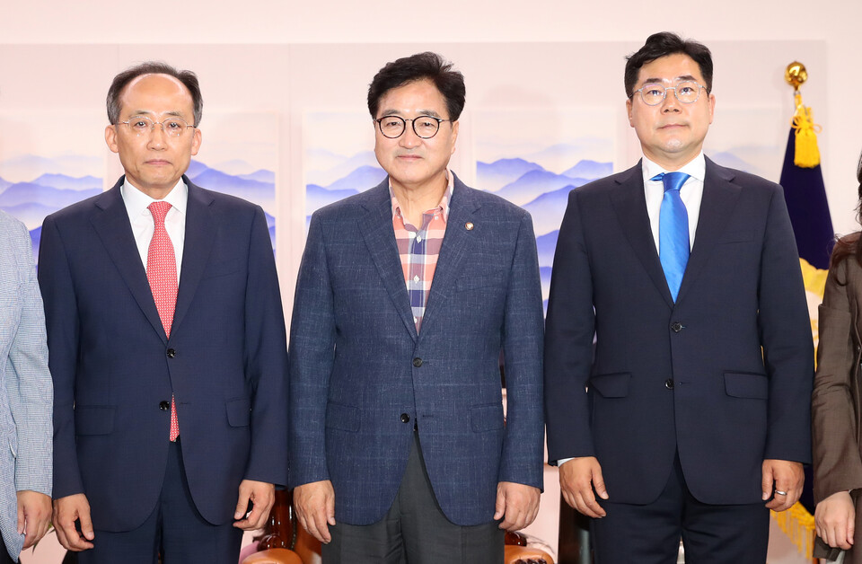 우원식 국회의장(가운데)이 23일 오후 서울 여의도 국회의장실에서 열린 원 구성을 위한 양당 원내대표 회동에서 추경호 국민의힘 원내대표(왼쪽), 박찬대 더불어민주당 원내대표와 기념촬영하고 있다.(사진=뉴스1)