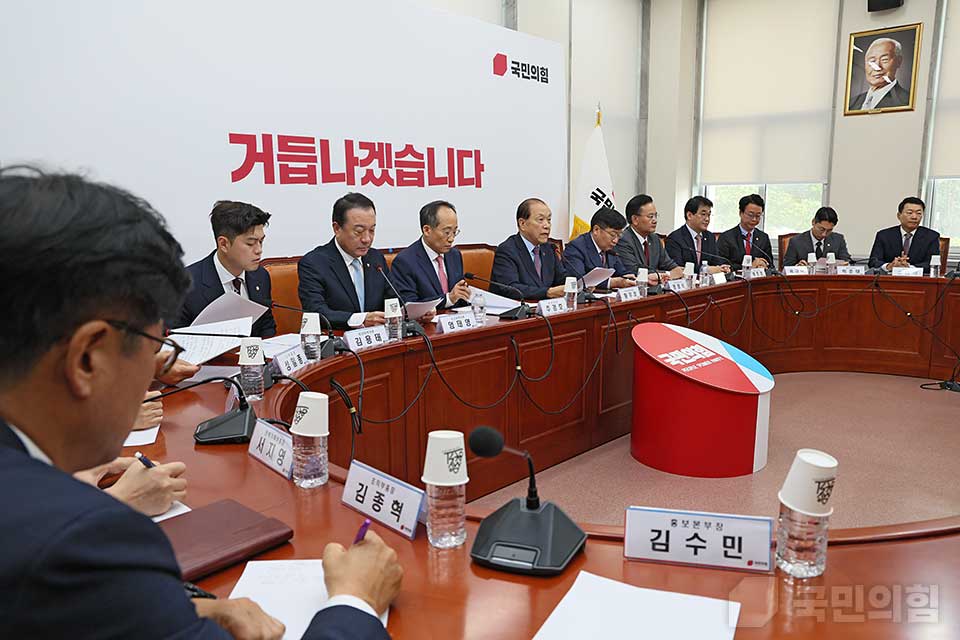 황우여(왼쪽 네 번째) 국민의힘 비상대책위원장이 24일 국회에서 열린 '비상대책위원회의'에서 발언하고 있다. (사진제공=국민의힘)