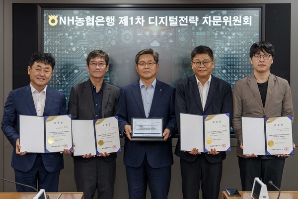 농협은행은 디지털전략 자문위원회를 출범하고 구태언(왼쪽 첫 번째) 법무법인 린 테크 총괄변호사, 주재걸(왼쪽 두 번째) 카이스트 AI대학원 교수, 안현실(오른쪽 두 번째) 서울대학교 공학전문대학원 객원교수, 하정우(오른쪽 첫 번째) 네이버클라우드 AI 이노베이션 센터장을 자문위원으로 위촉했다. (사진제공=NH농협은행)