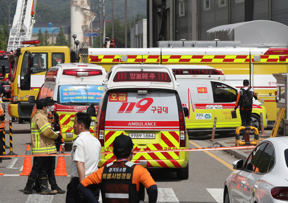 지난 24일 경기 화성시에 위치한 일차전지 제조 공장 아리셀에서 화재가 발생, 구급차가 화재 현장으로 들어가고 있다. (사진=뉴스1)