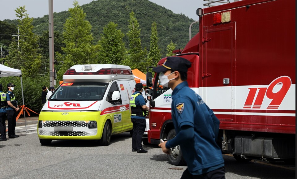 구급 차량이 24일 오전 발생한 아리셀 공장 화재 현장에서 빠져나오고 있다. (사진=뉴스1)