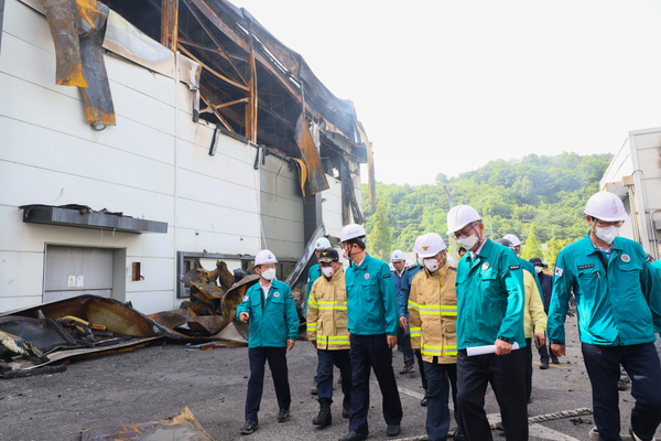 한덕수 국무총리가 지난 24일 경기도 화성시 소재 리튬전지 제조 공장 화재현장을 방문해 관계자로부터 사고 현황과 수습계획을 보고받고 있다. (사진제공=국무조정실)