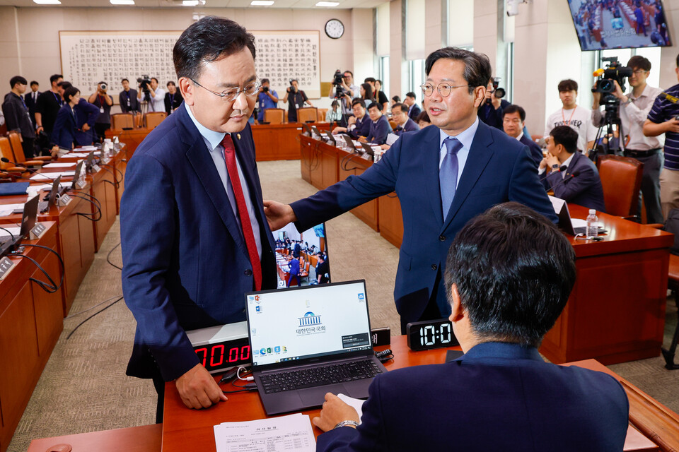 유상범(왼쪽) 국민의힘 의원이 25일 서울 여의도 국회에서 열린 법제사법위원회 4차 전체회의에서 정청래 위원장을 향해 간사 선임부터 해야 한다며 의사일정 진행 관련 항의를 하고 있다. 오른쪽은 김승원 더불어민주당 간사. (사진=뉴스1)