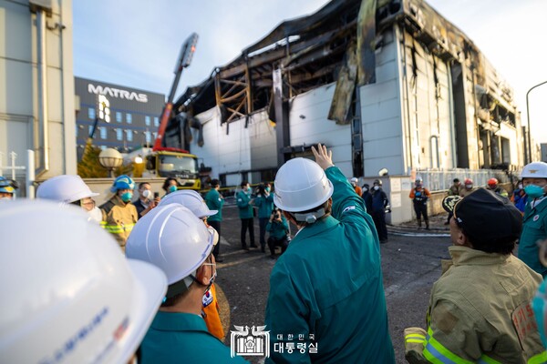 윤석열(가운데) 대통령이 지난 24일 경기도 화성시 배터리 제조공장에서 발생한 화재 현장을 방문해 피해 상황 및 대응 상황을 점검하고 있다. (사진제공=대통령실)