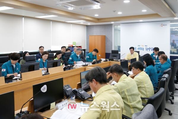 정명근(가운데) 시장이 재난안전대책회의를 주재하고 있다. (사진제공=화성시)