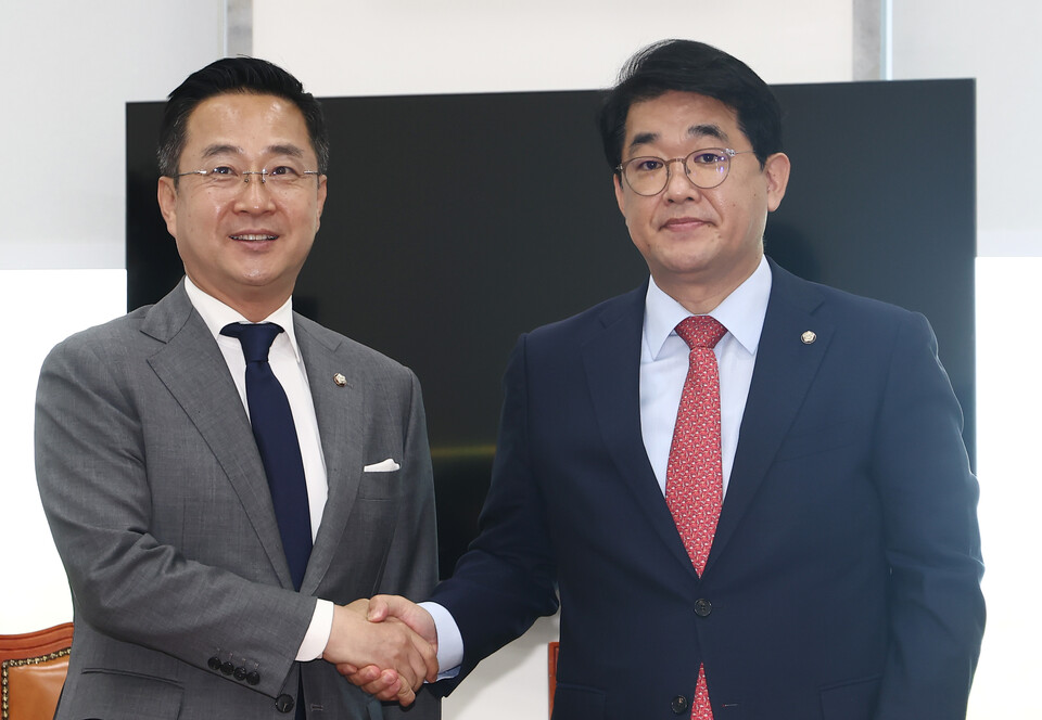 배준영(오른쪽) 국민의힘 원내수석부대표와 박성준 더불어민주당 원내수석부대표가 26일 국회 운영위 소회의실에서 22대 국회 의사 일정과 관련한 합의문 발표에 앞서 기념촬영을 하고 있다. (사진=뉴스1)