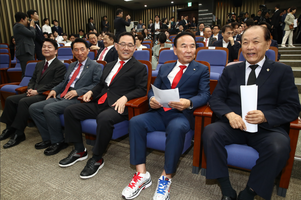 황우여 국미의힘 비상대책위원장이 27일 국회에서 열린 제22대 국회 전반기 당 국회부의장, 상임위원장 후보자 선출을 위한 의원총회에서 후보들과 나란히 앉아 있다. 오른쪽부터 황 비대위원장, 박덕흠, 주호영 국회부의장 후보, 김석기, 안철수 외교통일위원장 후보. (사진=뉴스1)