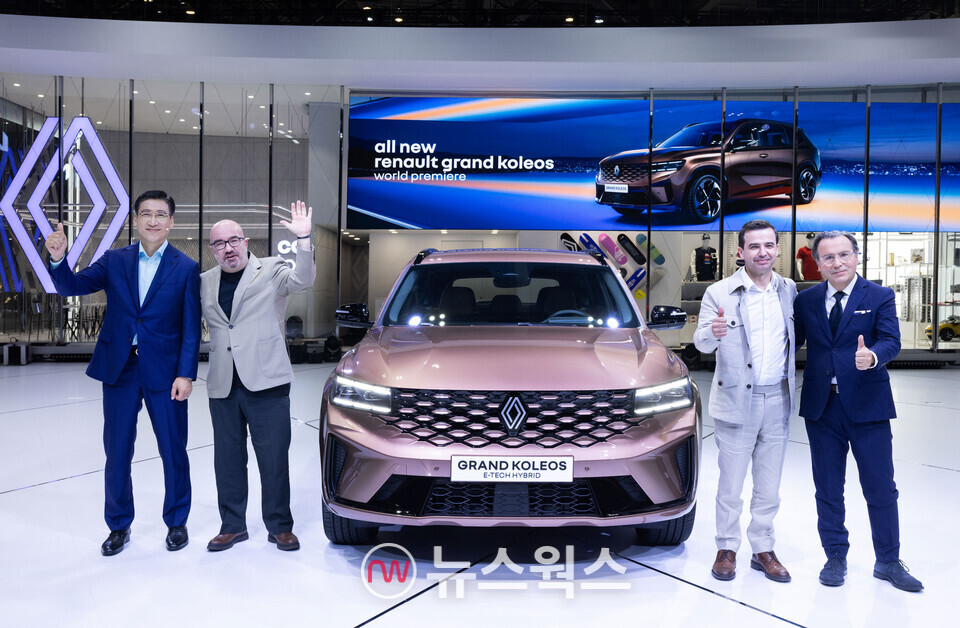 27일 부산 벡스코에서 열린 '2024 부산모빌리티쇼'에서아르노벨로니 르노 (우측부터)  브랜드 마케팅 총괄 부사장, 스테판 드블레즈 르노코리아 사장, 뱅상 페드레티 르노디자인센터서울 디렉터, 최성규 르노코리아 연구소장이 기념 촬영을 하고 있다. (사진제공=르노코리아)