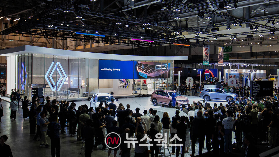 27일 부산 벡스코에서 열린 '2024 부산모빌리티쇼' 프레스 컨퍼런스에서 최성규 르노코리아 연구소장이 '뉴 르노 그랑 콜레오스'를 소개하고 있다. (사진제공=르노코리아)