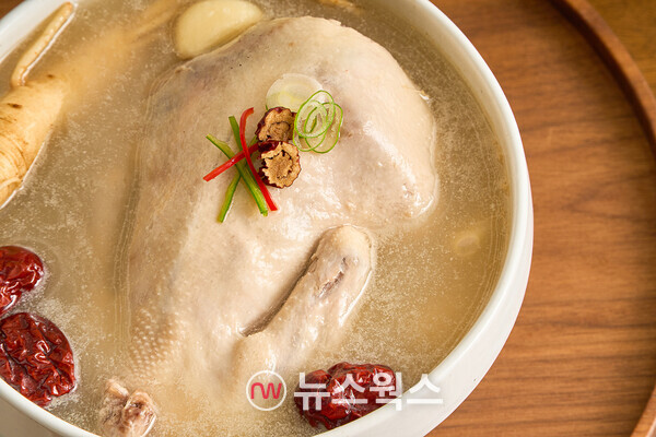 신세계푸드의 한우사골삼계탕. (사진제공=신세계푸드)