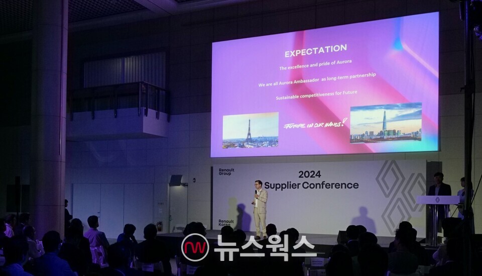 지난 27일 부산 벡스코에서 열린 '르노코리아 서플라이어 컨퍼런스'에서 스테판 드블레즈 르노코리아 사장이 발표를 하고 있다. (사진제공=르노코리아)