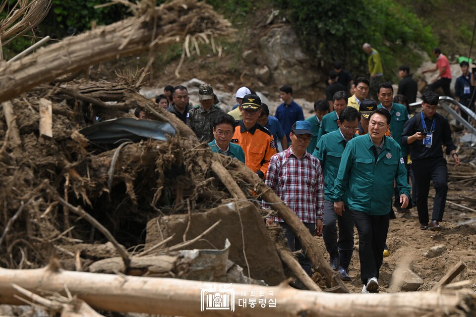 윤석열 대통령이 지난 2023년 7월 17일 경북 예천군 산사태 피해 현장을 살펴보고 있다. (사진제공=대통령실)