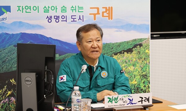 이상민 행정안전부 장관이 지난 12일 오전 전남 구례군청에서 전북 부안군 일원에서 발생한 지진관련 상황판단회의를 주재하고 있다. (사진제공=행정안전부)