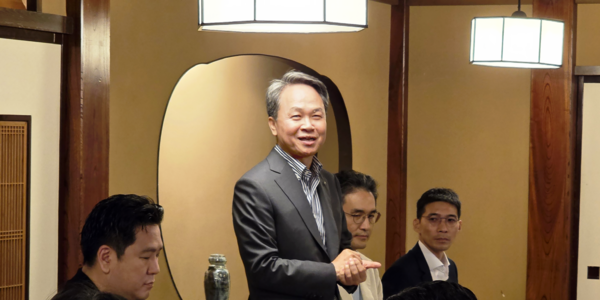 진옥동 신한금융 회장이 27일 저녁 애널리스트들과의 만찬 행사에 방문해 감사 인사를 전하고 있다. (사진제공=신한금융지주)