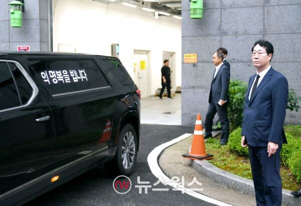 정명근 화성시장이 함백산 추모공원에서 고인들의 길을 마지막까지 함께 하고 있다. (사진제공=화성시)