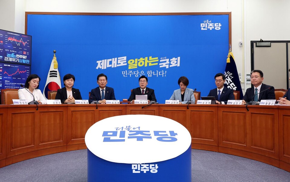 박찬대(가운데) 민주당 당대표 직무대행이 지난달 28일 국회에서 열린 '민주당 최고위원회의'에서 발언하고 있다. (사진제공=민주당)